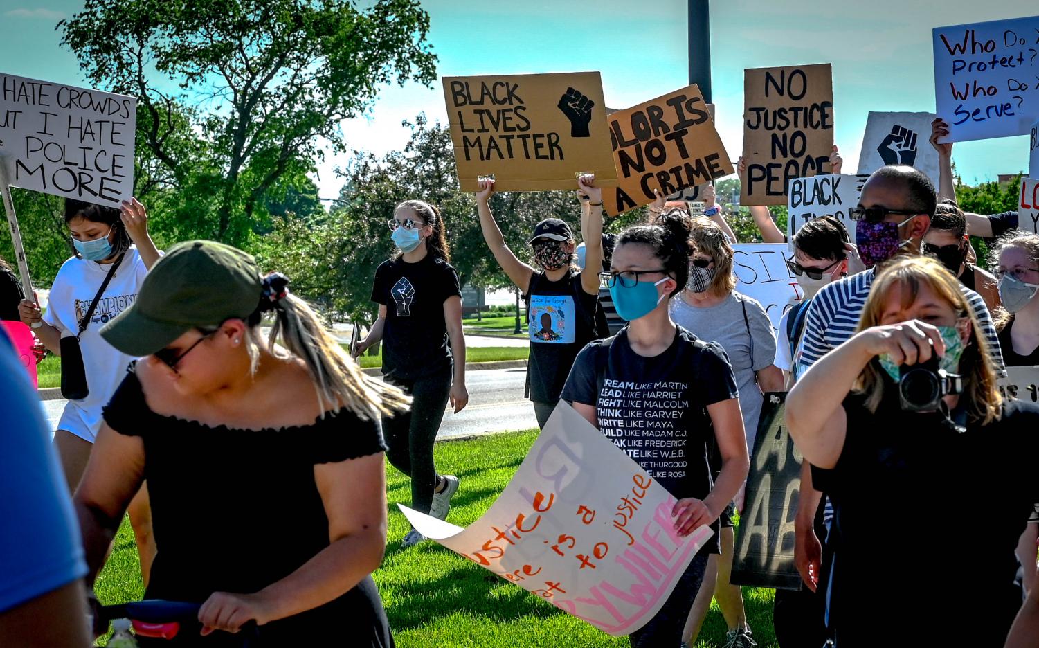 Protesters march from ECC to Elgin Police Department