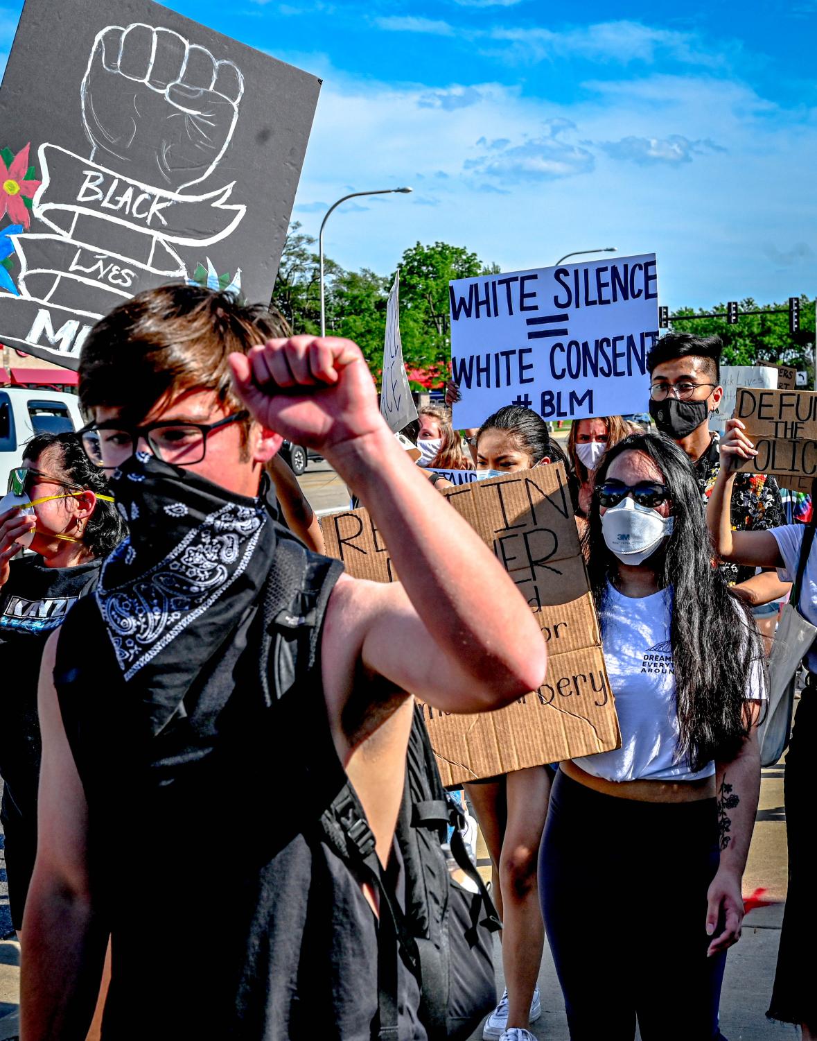 Protesters march from ECC to Elgin Police Department