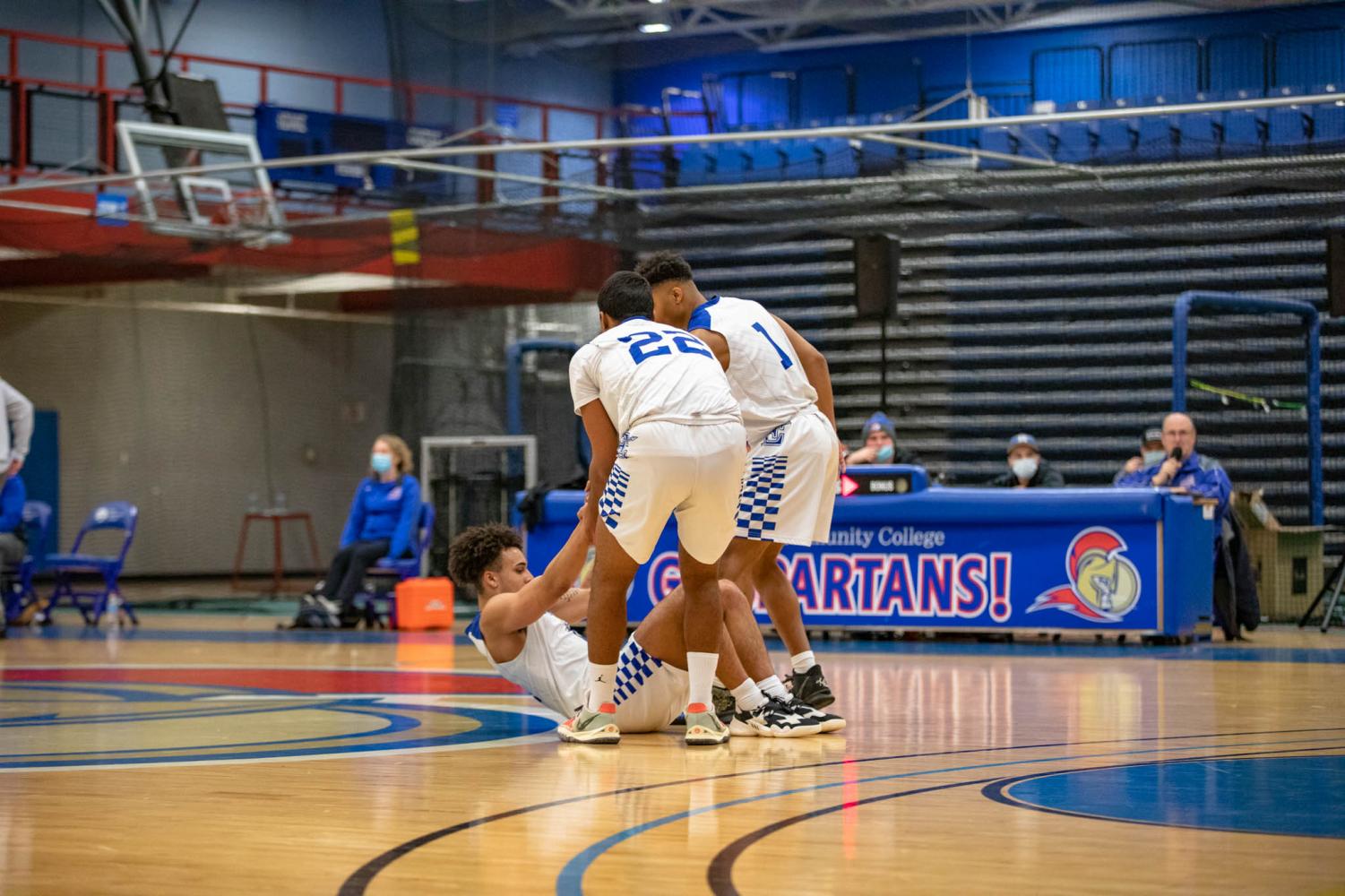 Men's basketball wins 56-46 against Lake County College