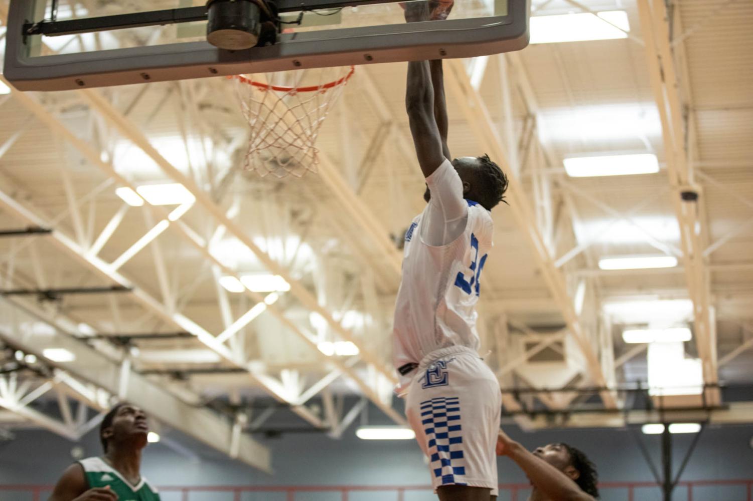 Men's basketball wins 78-73 against Moraine Valley College