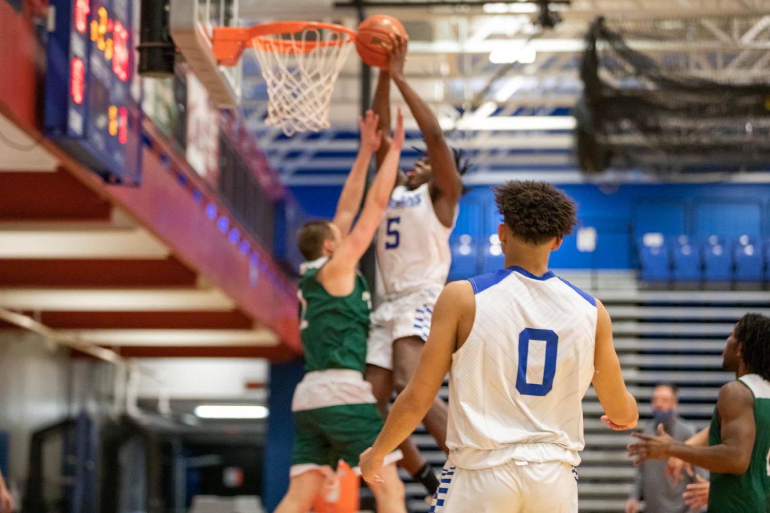 Men's basketball wins 78-73 against Moraine Valley College