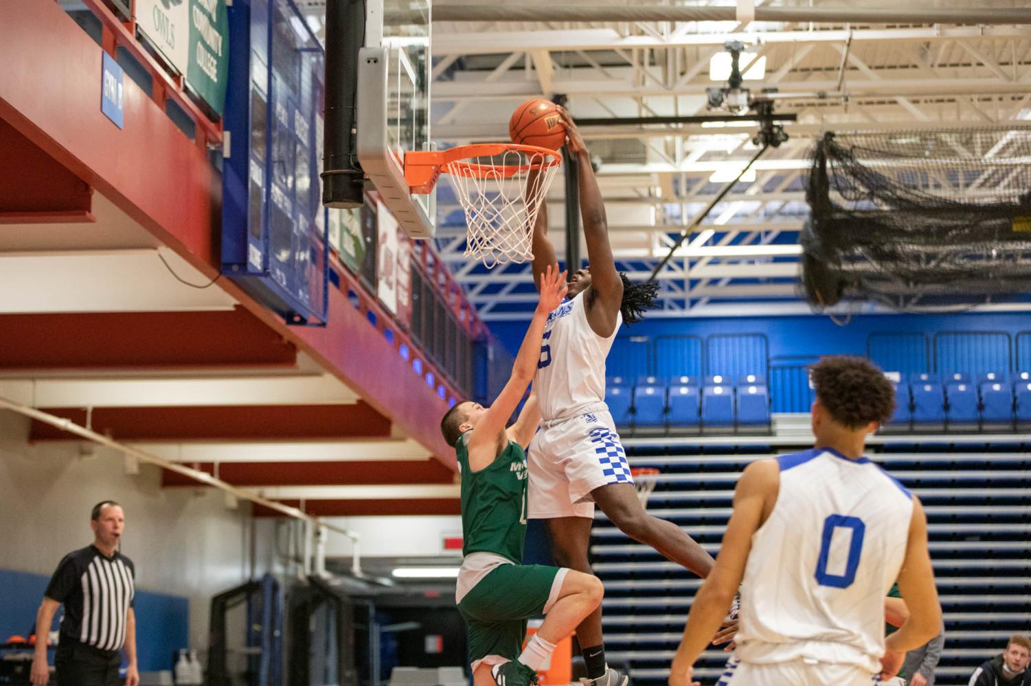 Men's basketball wins 78-73 against Moraine Valley College