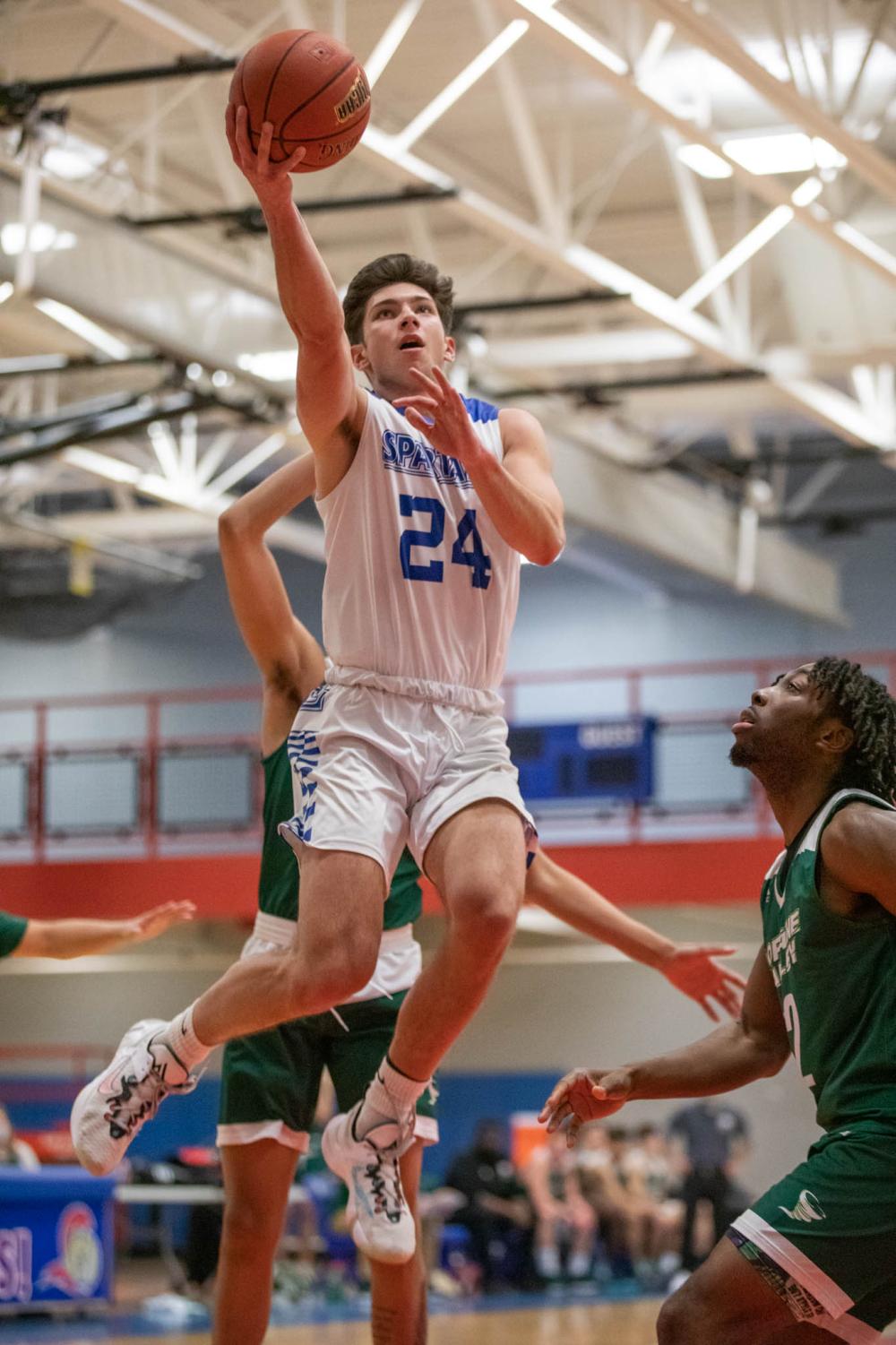 Men's basketball wins 78-73 against Moraine Valley College