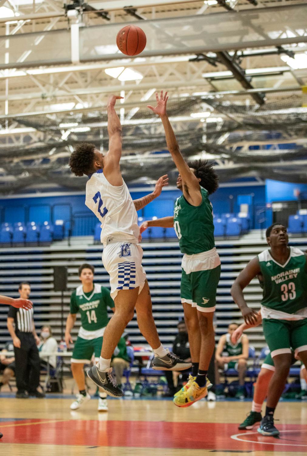 Men's basketball wins 78-73 against Moraine Valley College