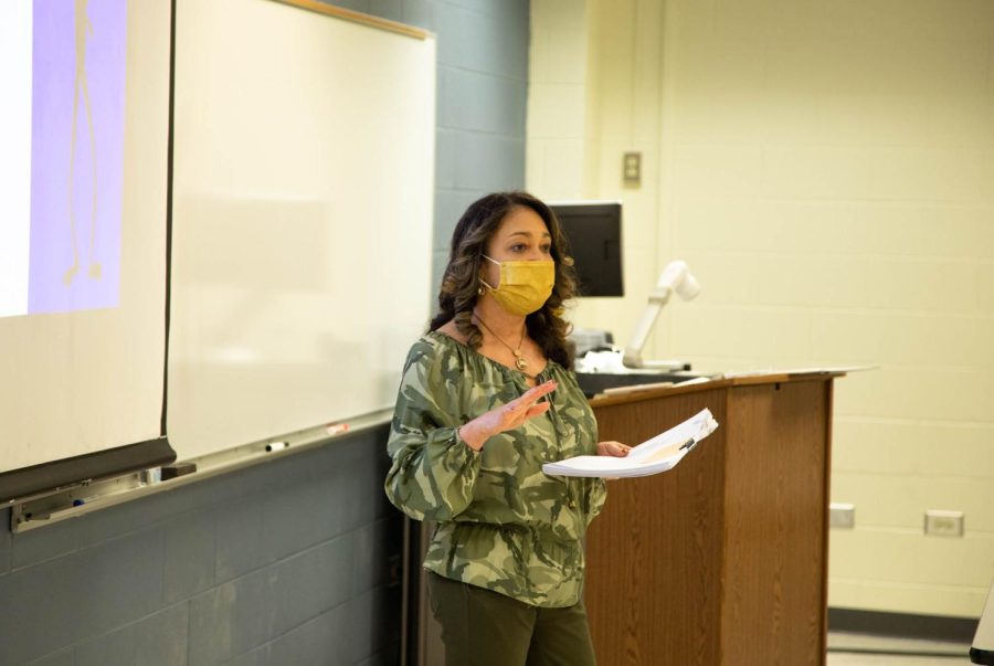 Dr. Sharon Baker talks to her Introduction to Psychology class on Mar. 15. 