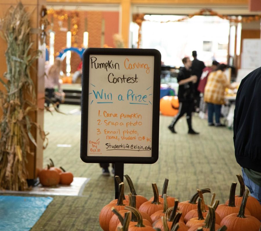 A sign showing the pumpkin carving contest instructions stands near the middle of the Jobe Lounge, inviting students to join in and participate.
