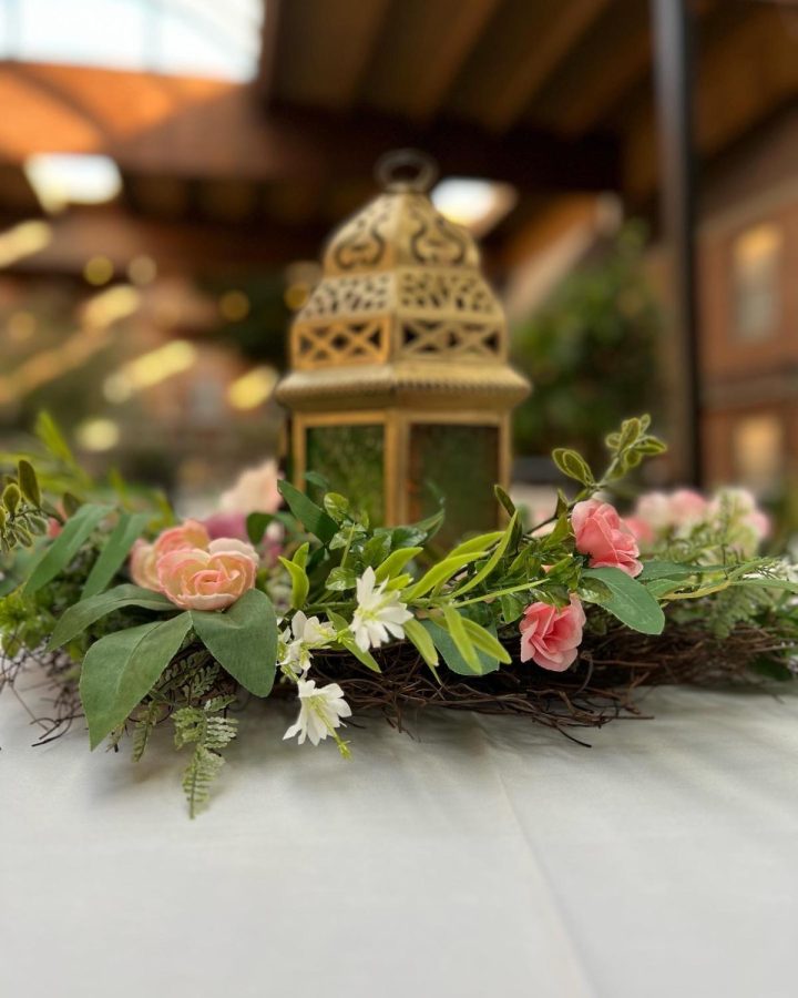 A picture of the table decor commonly used among Indian Weddings. 