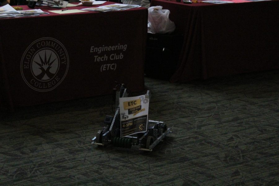 A robot built by the Engineering Tech Club roams around the Jobe Lounge during the Nacho Ordinary
Club Fair on Jan. 25th, 2023. 