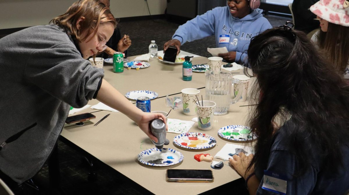 New students work together to paint at the Pottery Painting and Pizza event hosted by New Student Connections on Sept. 21, 2021.
