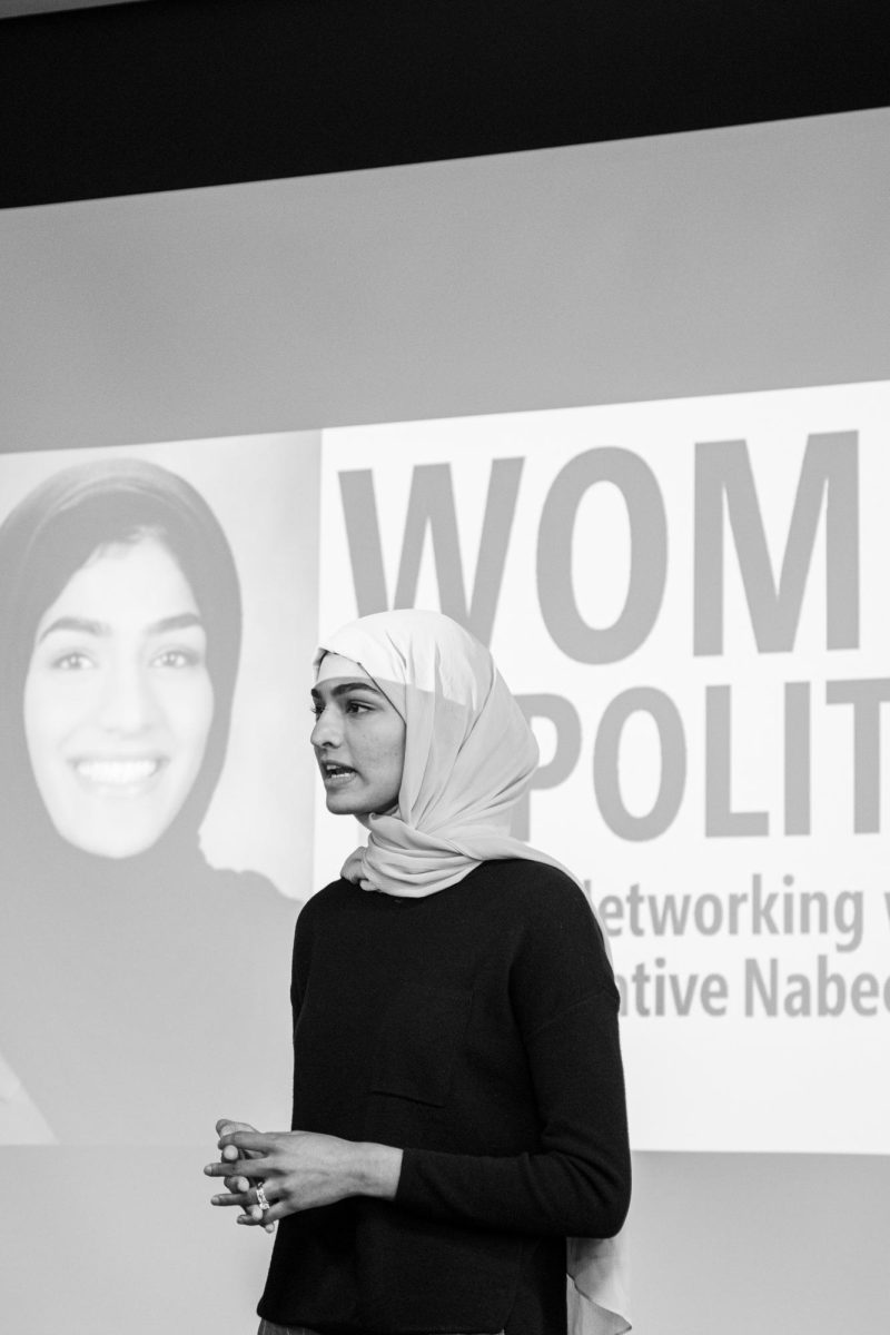 La integrante más joven de la Asamblea General de Illinois, Nabeela Syed, habla sobre las dificultades de postularse para un cargo debido a su raza y edad en el evento Mujeres en Política el 19 de septiembre de 2023.