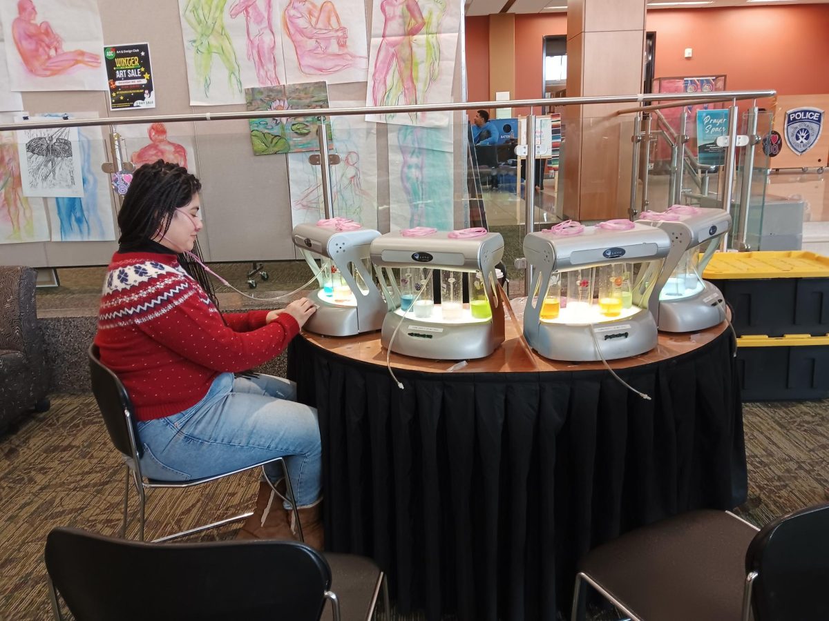 A student uses an aromatherapy machine at Stress-Free Zen Zone event in the Jobe lounge on Dec. 6 2023 