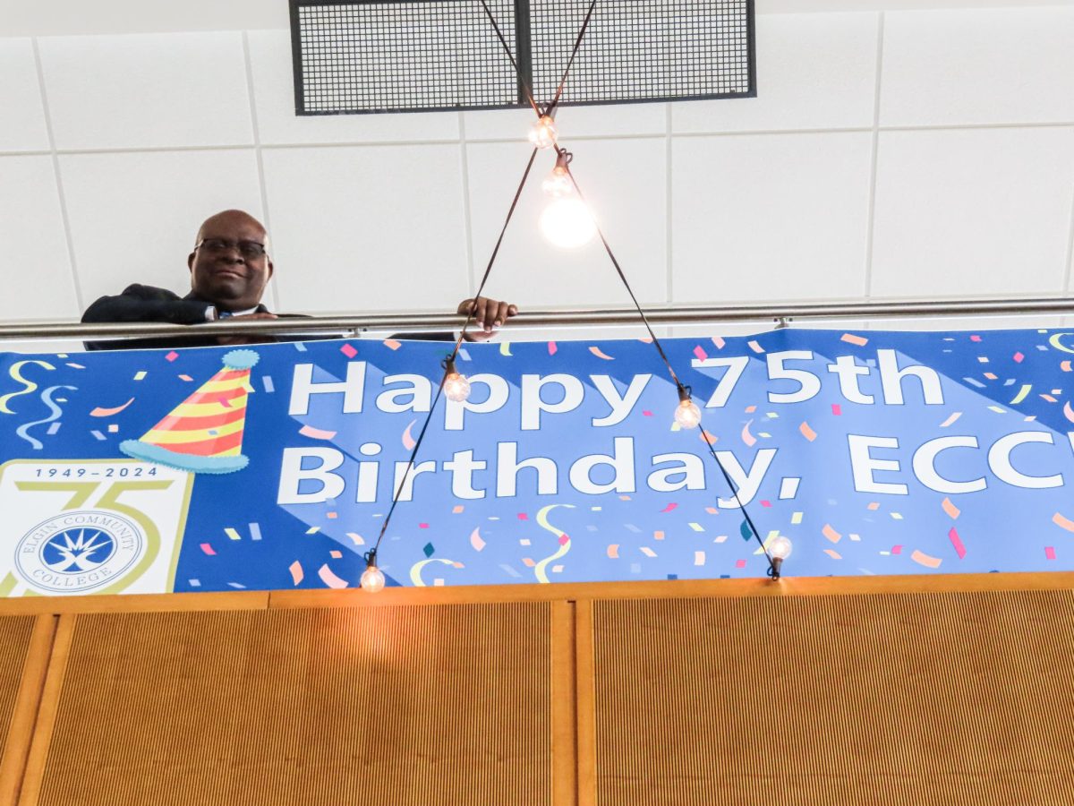 El presidente de Elgin Community College, Dr. Sam, celebrando los 75 años de la institución el 17 de enero de 2024. 
