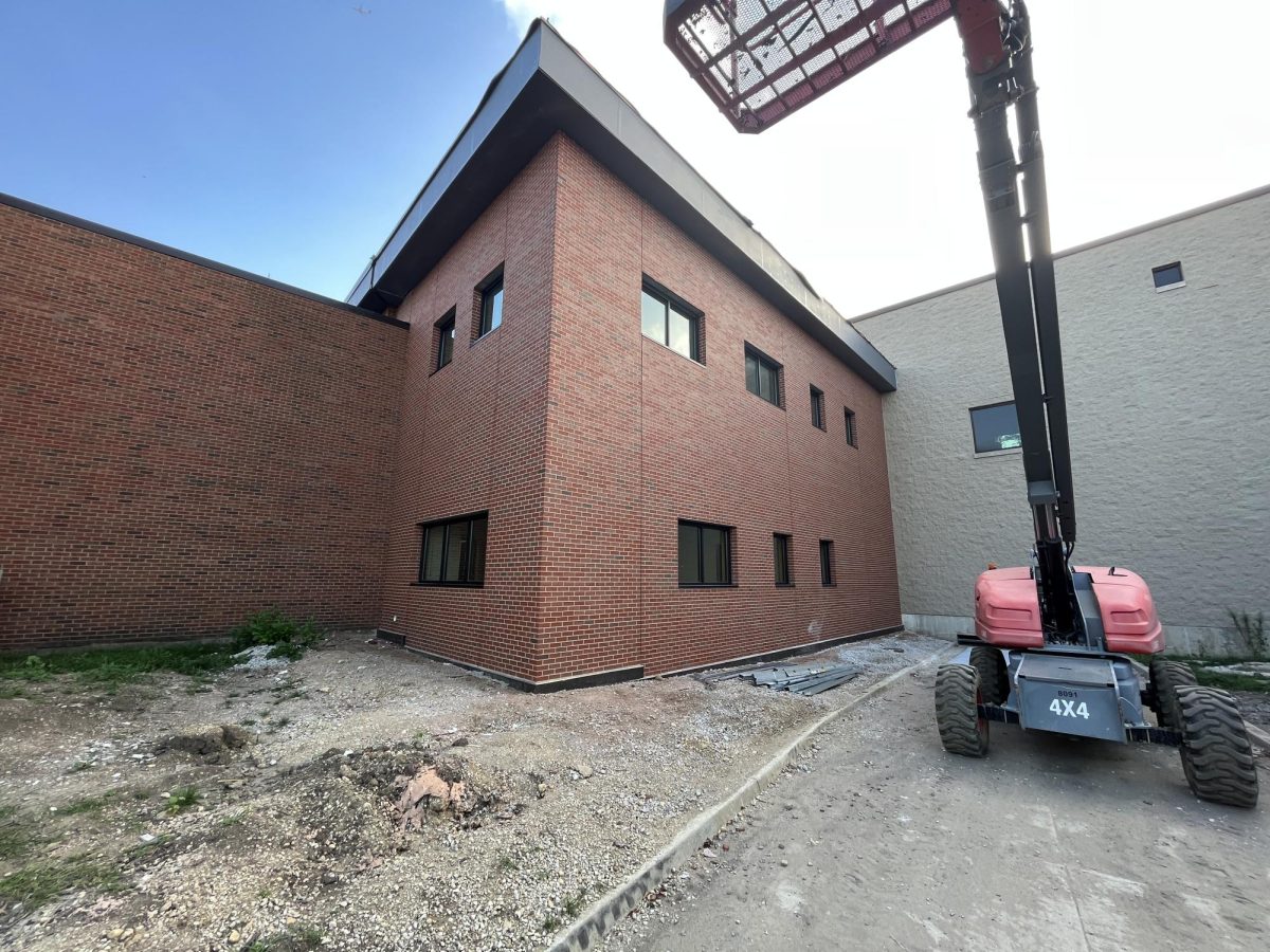 Building H was expanded in order to accommodate new classrooms.