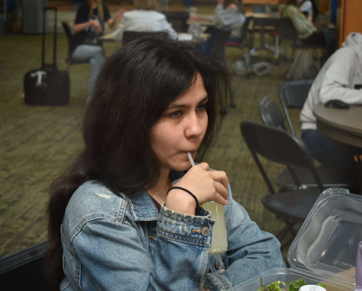Part time student Janet Flores-Ruiz eats lunch while studying for her classes, Sep. 8