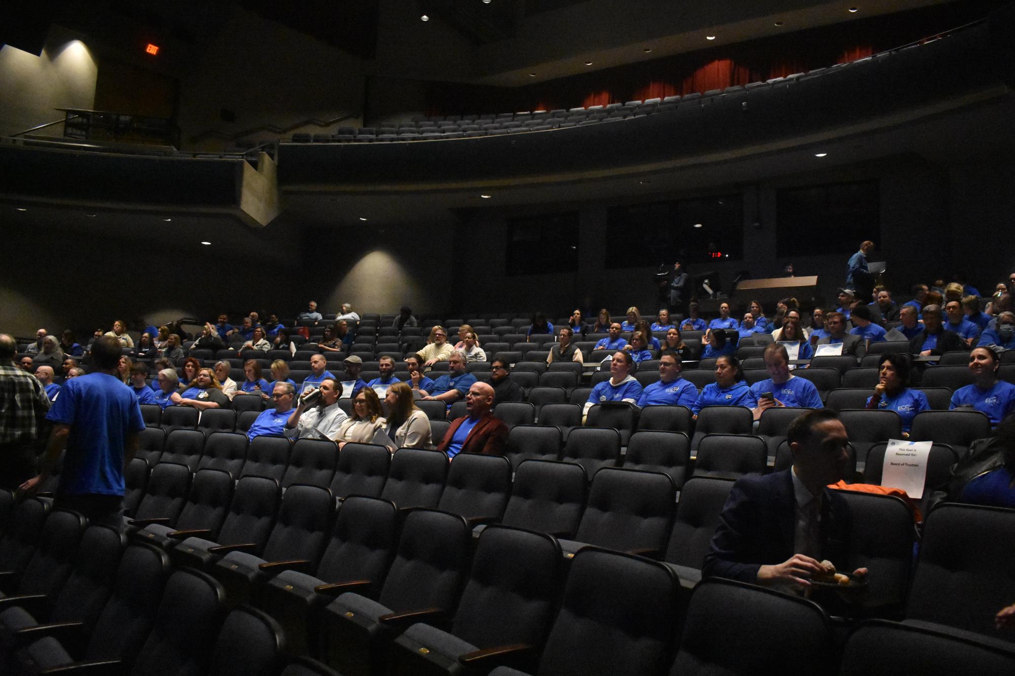 Faculty union members demonstrate in light of expired work contract