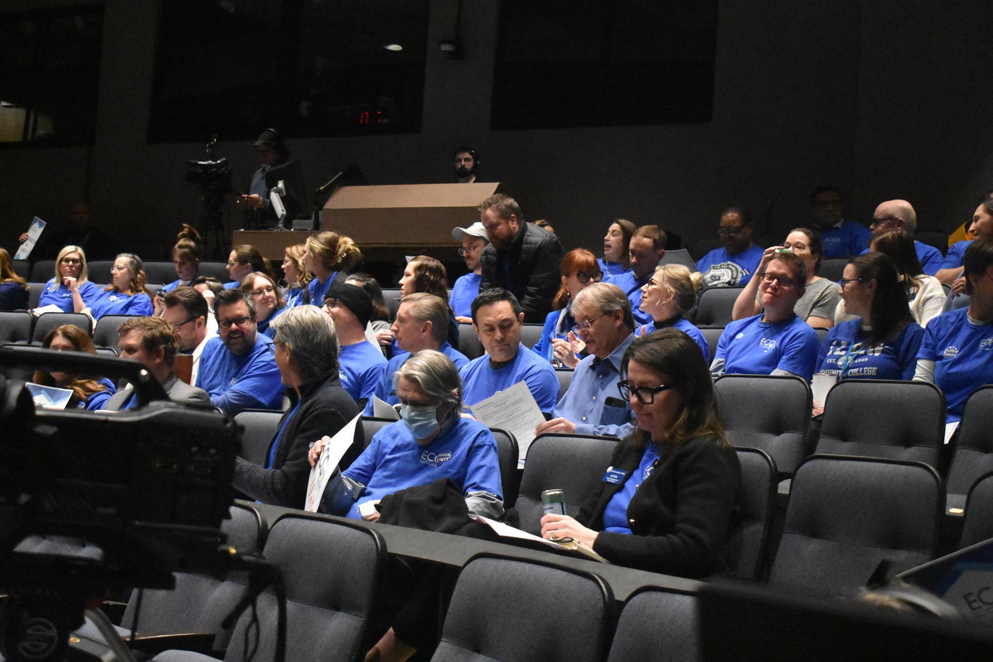 Faculty union members demonstrate in light of expired work contract