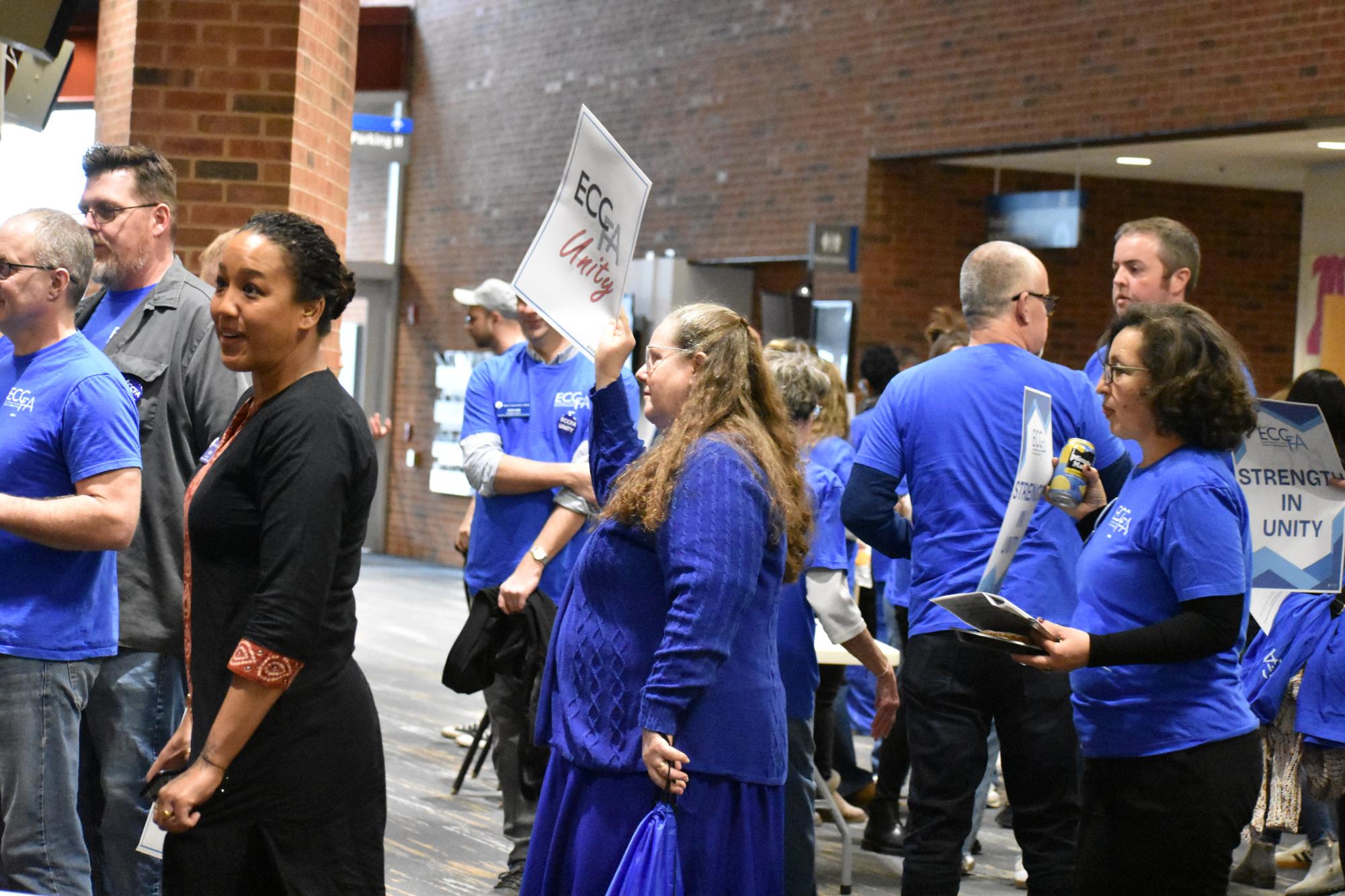 Faculty union members demonstrate in light of expired work contract